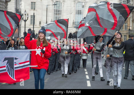 Westminster, London, Großbritannien. 1. Januar 2019. Die jährlichen London New Years Day Parade findet auf einer Strecke von Piccadilly zum Parliament Square, von Tausenden beobachtet. Diese Jahre Thema ist London begrüßt der Welt. Die Robert E. Fitch Falcon High School Marching Band aus Connecticut, USA. Credit: Malcolm Park/Alamy Leben Nachrichten. Stockfoto