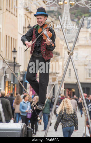 Badewanne, Großbritannien. 1. Jan 2019. Eine street Entertainer spielt seine Violine während einen Seiltänzer im Zentrum von Bath, England am ersten Tag von 2019 als Massen von Käufern die meisten der neuen Jahre Tag Umsatz machen. Credit: Phil Rees/Alamy leben Nachrichten Stockfoto