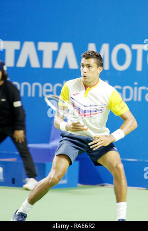 Pune, Indien. 1. Januar 2019. Thiago Monteiro von Brasilien in Aktion in der ersten Runde der Konkurrenz singles bei Tata Open Maharashtra ATP Tennis Turnier in Pune, Indien. Credit: karunesh Johri/Alamy leben Nachrichten Stockfoto