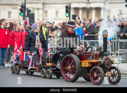 Westminster, London, Großbritannien. 1. Januar 2019. Die jährlichen London New Years Day Parade findet auf einer Strecke von Piccadilly zum Parliament Square, von Tausenden beobachtet. Diese Jahre Thema ist London begrüßt der Welt. Bild: Miniatur Dampfer für Nächstenliebe in Großbritannien. Credit: Malcolm Park/Alamy Leben Nachrichten. Stockfoto