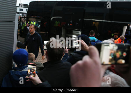 Cardiff, Wales, UK. 1. Januar 2019. Ventilatoren nehmen Fotos auf Handys als Harry Kane von Tottenham Hotspur kommt aus dem Team Bus. Premier League match, Cardiff City v Tottenham Hotspur in Cardiff City Stadium am Tag der neuen Jahre Dienstag, 1. Januar 2019. Dieses Bild dürfen nur für redaktionelle Zwecke verwendet werden. Nur die redaktionelle Nutzung, eine Lizenz für die gewerbliche Nutzung erforderlich. Keine Verwendung in Wetten, Spiele oder einer einzelnen Verein/Liga/player Publikationen. pic von Andrew Obstgarten/Andrew Orchard sport Fotografie/Alamy leben Nachrichten Stockfoto