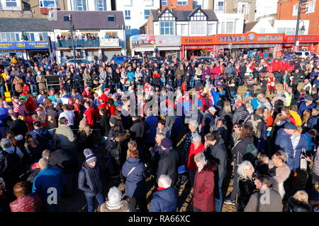 1. Januar 2019, Scarborough, North Yorkshire, UK. Die neuen Jahre Tag Schwimmen in der Nordsee, die von Scarborough Lions ausgeführt wird und hebt Geld für gute Zwecke. Die milden Temperaturen sahen 1000 Zuschauer zu beobachten 100 von Schöpflöffel das kalte Wasser trotzen. Credit: Yorkshire Pics/Alamy leben Nachrichten Stockfoto