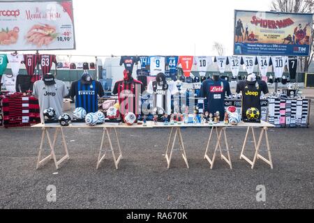 Mailand, Italien. 1. Januar, 2019. Milan, Inter und Juventus Turin T-Shirts und Gadgets für Verkauf bei einem straßenhändler vor dem Stadion San Siro, am 01 Januar 2019 Credit: Mairo Cinquetti/Alamy leben Nachrichten Stockfoto