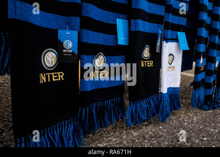 Mailand, Italien. 1. Januar, 2019. Milan, Inter und Juventus Turin T-Shirts und Gadgets für Verkauf bei einem straßenhändler vor dem Stadion San Siro, am 01 Januar 2019 Credit: Mairo Cinquetti/Alamy leben Nachrichten Stockfoto