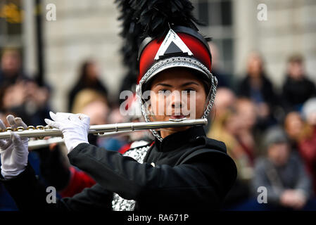 Robert E Fitch High School Falcon Marching Band am Tag der Londoner New Year's Parade, UK. Weibliche Flötisten Stockfoto