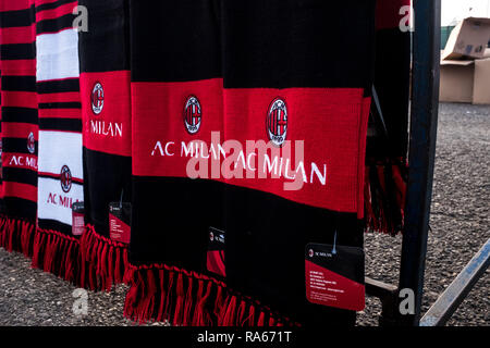 Mailand, Italien. 1. Januar, 2019. Milan, Inter und Juventus Turin T-Shirts und Gadgets für Verkauf bei einem straßenhändler vor dem Stadion San Siro, am 01 Januar 2019 Credit: Mairo Cinquetti/Alamy leben Nachrichten Stockfoto