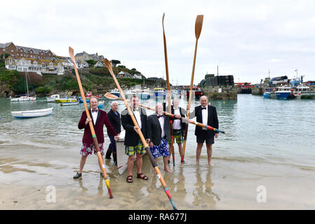 Newquay, Cornwall, England. 21. April 2018. Ältere Mitglieder von Newquay Ruderclub tragen Smokings bereiten Sie sich auf den jährlichen 'Port' zu setzen. Eine Flasche Portwein ist Ruderte über Newquay Bay Porth Insel durch diese Ruderer in einem traditionellen Kornisch Pilot Gig. Sobald Sie den Boden der Flasche wird durch die Ruderer, die dann zu Newquay Hafen verbraucht. Gordon Scammell/Alamy Leben Nachrichten. Stockfoto