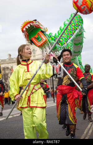 London, Großbritannien. 1. Januar, 2019. Künstler aus der ganzen Welt und dem Vereinigten Königreich zusammen in London kommen für das neue Jahre Day Parade Credit: George Cracknell Wright/Alamy leben Nachrichten Stockfoto