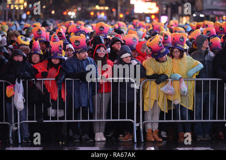 New York, USA. 31. Dezember, 2018. Silvester Nachtschwärmer Sylvester 2019 Feier der Times Square das neue Jahr am 31 Dezember, 2018 in New York City gesehen werden. Credit: Erik Pendzich/Alamy leben Nachrichten Stockfoto