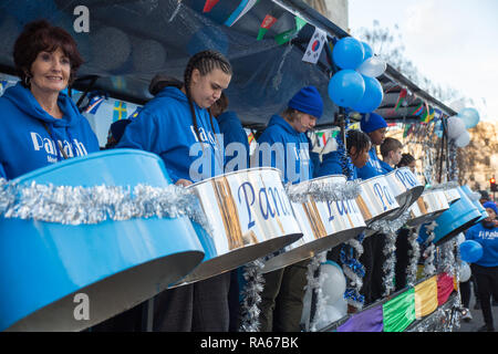 London, Großbritannien. 1. Januar, 2019. Künstler aus der ganzen Welt und dem Vereinigten Königreich zusammen in London kommen für das neue Jahre Day Parade Credit: George Cracknell Wright/Alamy leben Nachrichten Stockfoto