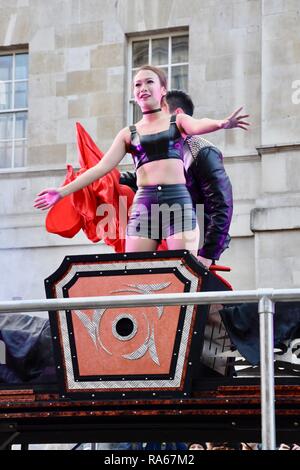 Illusionist's Assistant, Andrew Lee, Mentalist und Illusionist, London's New Year's Day Parade, Whitehall, London, UK Stockfoto