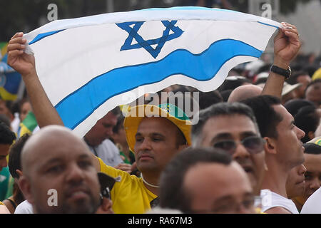 DF-Brasilia - 01/01/2019 - Jair Bolsonaro's Amtsantritt als Präsident der Republik - Beliebte zeigt die Flagge von Isarael und die Eröffnung von Jair Bolsonaro als Präsident der Republik Brasilien begleiten während der Eröffnungsfeier im Palacio Do Planalto am Dienstag, den 1. Januar 2019 in Brasilia. Foto: Mateus Bonomi/AGIF Stockfoto