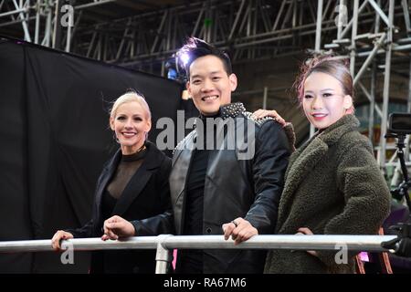 Andrew Lee, Mentalist und Illusionist mit seinen Assistenten, der Londoner New Year's Day Parade, Whitehall, London, UK Stockfoto