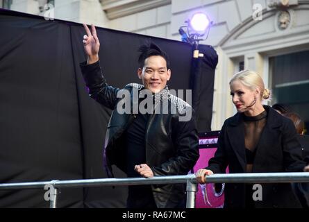 Andrew Lee mit Assistent, Mentalist und Illusionist, London's New Year's Day Parade, Whitehall, London, UK Stockfoto