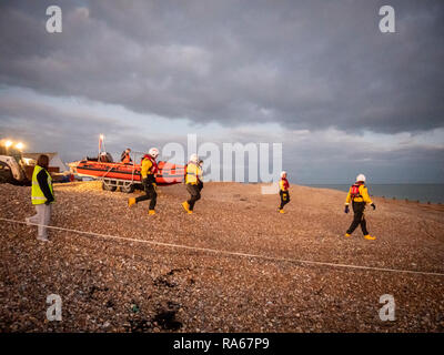 Eastbourne, East Sussex, UK, 1. Januar 2019. Die RNLI Lifeboat ist vom Strand an der Südküste gestartet wie es dunkel wird an der Südküste Badeort. Die Mannschaft schob die D-Klasse inshore lifeboat, der Kiesstrand mit einem kleinen Traktor und beschleunigte weg in die Dunkelheit. Credit: Julian Eales/Alamy leben Nachrichten Stockfoto