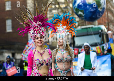 London Schule der Samba de Tänzerin am Tag der Londoner New Year's Parade, UK. Exotische Brasilianische farbenfrohe Tanz Stockfoto