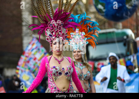 London Schule der Samba de Tänzerin am Tag der Londoner New Year's Parade, UK. Exotische Brasilianische farbenfrohe Tanz Stockfoto