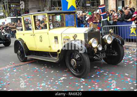 London, Großbritannien. 1 Jan, 2019. Ein Fahrzeug gesehen werden zeigen während der Feierlichkeiten cased. London hosts New Years Day Parade, mit bands Tänzer, Performer, Stunts, Autos bikes rund 8.000 Künstler nahmen teil. Credit: Terry Scott/SOPA Images/ZUMA Draht/Alamy leben Nachrichten Stockfoto