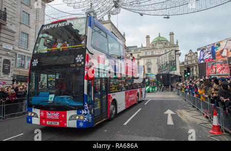 Westminster, London, Großbritannien. 1. Januar 2019. Die jährlichen London New Years Day Parade findet auf einer Strecke von Piccadilly zum Parliament Square, von Tausenden beobachtet. Diese Jahre Thema ist London begrüßt der Welt. Bild: Der Bürgermeister von London reisen die Prozession in offenen Überstieg Busse. Credit: Malcolm Park/Alamy Leben Nachrichten. Stockfoto