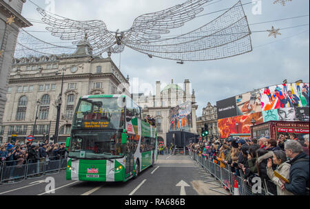 Westminster, London, Großbritannien. 1. Januar 2019. Die jährlichen London New Years Day Parade findet auf einer Strecke von Piccadilly zum Parliament Square, von Tausenden beobachtet. Diese Jahre Thema ist London begrüßt der Welt. Bild: Der Bürgermeister von London reisen die Prozession in offenen Überstieg Busse. Credit: Malcolm Park/Alamy Leben Nachrichten. Stockfoto