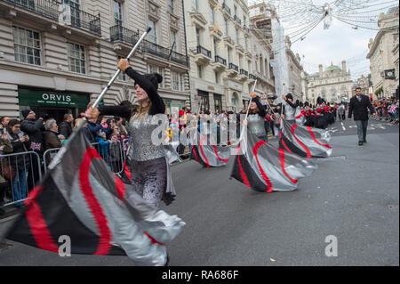 Westminster, London, Großbritannien. 1. Januar 2019. Die jährlichen London New Years Day Parade findet auf einer Strecke von Piccadilly zum Parliament Square, von Tausenden beobachtet. Diese Jahre Thema ist London begrüßt der Welt. Credit: Malcolm Park/Alamy Leben Nachrichten. Stockfoto