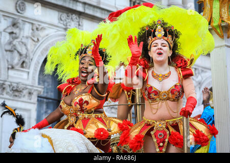 London, 1. Jan 2019. Ein buntes Treiben von der London School of Samba. London's New Year's Day Parade 2019, oder LNYDP, verfügt nur über 10.000 Teilnehmer aus den USA, UJ und Europa in Marching Bands, jubeln führenden Squads, themed schwebt vom Londoner Bezirken, und viele andere Gruppen. Die Route verläuft vom Piccadilly über beliebte Sehenswürdigkeiten wie Trafalgar Square in Richtung Whitehall in London jedes Jahr. Credit: Imageplotter Nachrichten und Sport/Alamy leben Nachrichten Stockfoto