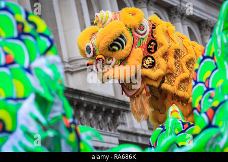 London, 1. Jan 2019. Die Londoner chinesischen Chinatown Association ein Löwe Tanz in Whitehall durchführen. London's New Year's Day Parade 2019, oder LNYDP, verfügt nur über 10.000 Teilnehmer aus den USA, UJ und Europa in Marching Bands, jubeln führenden Squads, themed schwebt vom Londoner Bezirken, und viele andere Gruppen. Die Route verläuft vom Piccadilly über beliebte Sehenswürdigkeiten wie Trafalgar Square in Richtung Whitehall in London jedes Jahr. Credit: Imageplotter Nachrichten und Sport/Alamy leben Nachrichten Stockfoto