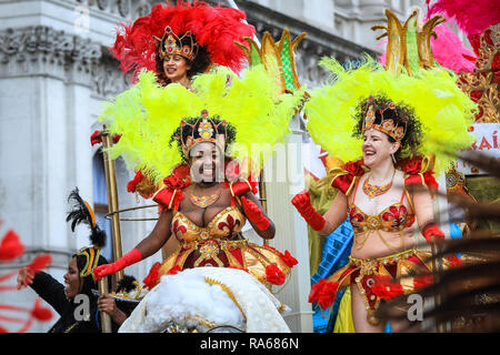 London, 1. Jan 2019. Ein buntes Treiben von der London School of Samba. London's New Year's Day Parade 2019, oder LNYDP, verfügt nur über 10.000 Teilnehmer aus den USA, UJ und Europa in Marching Bands, jubeln führenden Squads, themed schwebt vom Londoner Bezirken, und viele andere Gruppen. Die Route verläuft vom Piccadilly über beliebte Sehenswürdigkeiten wie Trafalgar Square in Richtung Whitehall in London jedes Jahr. Credit: Imageplotter Nachrichten und Sport/Alamy leben Nachrichten Stockfoto