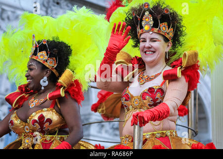 London, 1. Jan 2019. Ein buntes Treiben von der London School of Samba. London's New Year's Day Parade 2019, oder LNYDP, verfügt nur über 10.000 Teilnehmer aus den USA, UJ und Europa in Marching Bands, jubeln führenden Squads, themed schwebt vom Londoner Bezirken, und viele andere Gruppen. Die Route verläuft vom Piccadilly über beliebte Sehenswürdigkeiten wie Trafalgar Square in Richtung Whitehall in London jedes Jahr. Credit: Imageplotter Nachrichten und Sport/Alamy leben Nachrichten Stockfoto