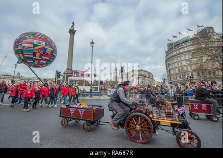 Westminster, London, Großbritannien. 1. Januar 2019. Die jährlichen London New Years Day Parade findet auf einer Strecke von Piccadilly zum Parliament Square, von Tausenden beobachtet. Diese Jahre Thema ist London begrüßt der Welt. Bild: Miniatur Dampfer für Nächstenliebe UK und riesige Kugel Ballon pass Trafalgar Square. Credit: Malcolm Park/Alamy Leben Nachrichten. Stockfoto