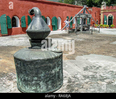 Charlotte Amalie, U.S. Virgin Islands, USA. 29 Mär, 2005. Courtyard Fort Christian, ein National Historic Landmark in Charlotte Amalie, St. Thomas, U.S. Virgin Islands hat einen antiken Bay Rum und noch ein Tier Angetriebene Zuckerrohr Mühle während der dänisch-norwegischen Regel gebaut im Jahre 1672 Es ist eine beliebte Touristenattraktion Credit: Arnold Drapkin/ZUMA Draht/Alamy leben Nachrichten Stockfoto