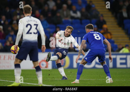 Cardiff, Wales, UK. 1. Januar, 2019. Harry Kane von Tottenham Hotspur hat einen Schuß am Ziel. Premier League match, Cardiff City v Tottenham Hotspur in Cardiff City Stadium am Tag der neuen Jahre Dienstag, 1. Januar 2019. Dieses Bild dürfen nur für redaktionelle Zwecke verwendet werden. Nur die redaktionelle Nutzung, eine Lizenz für die gewerbliche Nutzung erforderlich. Keine Verwendung in Wetten, Spiele oder einer einzelnen Verein/Liga/player Publikationen. pic von Andrew Obstgarten/Andrew Orchard sport Fotografie/Alamy leben Nachrichten Stockfoto