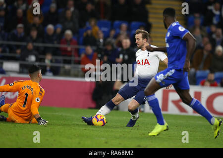 Cardiff, Wales, UK. 1. Januar, 2019. Harry Kane von Tottenham Hotspur hat eine Chance zu punkten. Premier League match, Cardiff City v Tottenham Hotspur in Cardiff City Stadium am Tag der neuen Jahre Dienstag, 1. Januar 2019. Dieses Bild dürfen nur für redaktionelle Zwecke verwendet werden. Nur die redaktionelle Nutzung, eine Lizenz für die gewerbliche Nutzung erforderlich. Keine Verwendung in Wetten, Spiele oder einer einzelnen Verein/Liga/player Publikationen. pic von Andrew Obstgarten/Andrew Orchard sport Fotografie/Alamy leben Nachrichten Stockfoto