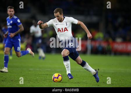 Cardiff, Wales, UK. 1. Januar, 2019. Harry Kane von Tottenham Hotspur in Aktion. Premier League match, Cardiff City v Tottenham Hotspur in Cardiff City Stadium am Tag der neuen Jahre Dienstag, 1. Januar 2019. Dieses Bild dürfen nur für redaktionelle Zwecke verwendet werden. Nur die redaktionelle Nutzung, eine Lizenz für die gewerbliche Nutzung erforderlich. Keine Verwendung in Wetten, Spiele oder einer einzelnen Verein/Liga/player Publikationen. pic von Andrew Obstgarten/Andrew Orchard sport Fotografie/Alamy leben Nachrichten Stockfoto