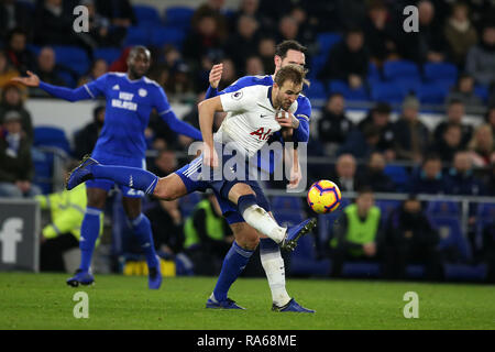 Cardiff, Wales, UK. 1. Januar, 2019. Harry Kane von Tottenham Hotspur ist zurück von Sean Morrison von Cardiff City statt. Premier League match, Cardiff City v Tottenham Hotspur in Cardiff City Stadium am Tag der neuen Jahre Dienstag, 1. Januar 2019. Dieses Bild dürfen nur für redaktionelle Zwecke verwendet werden. Nur die redaktionelle Nutzung, eine Lizenz für die gewerbliche Nutzung erforderlich. Keine Verwendung in Wetten, Spiele oder einer einzelnen Verein/Liga/player Publikationen. pic von Andrew Obstgarten/Andrew Orchard sport Fotografie/Alamy leben Nachrichten Stockfoto