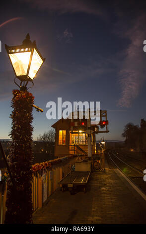 Bewdley, Großbritannien. Januar 2019. Wetter in Großbritannien: Mit klarem Himmel und einem spürbaren Fehlen von Wolkendecke an diesem Abend fallen die Temperaturen stark. Als der letzte Dampfzug Bewdley Station auf der Severn Valley Railway verlässt und damit ein Ende der festlichen Weihnachtszeit signalisiert, wird ein frostiger Start für alle erwartet, die am Morgen zur Arbeit zurückkehren. Kredit: Lee Hudson/Alamy Live Nachrichten Stockfoto