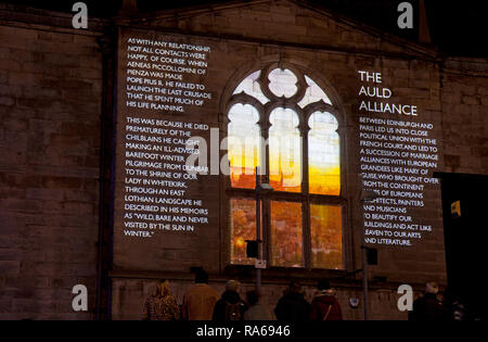 Edinburgh, Schottland, Großbritannien. 01. Januar 2019. Die Tron und Custom House Leith, Edinburgh. Nachricht vom Himmel wieder auf Edinburgh's Hogmanay Dienstag, den 1. Januar mit einer Auswahl an Liebesbriefe an Europa geschrieben. Die Worte von sechs international gefeierten Schriftsteller - Billy Letford, Chitra Ramaswamy, Kapka Kassabova, Louise Welsh, Stef Smith und William Dalrymple - Leuchtet auf und animieren Gebäude rund um die Stadt während des ersten Monats der 2019. Nachricht vom Himmel läuft bis Freitag, 25. Januar 2019. Stockfoto