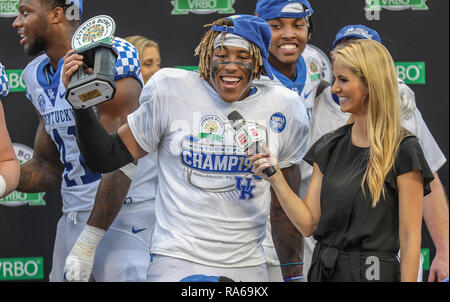 Orlando, Florida, USA. 1 Jan, 2019. Die Kentucky Benny Snell Jr. #26 ist die MVP-Trophäe nach den Citrus Bowl Fußballspiel zwischen den Kentucky Wildkatzen und der Penn State Nittany Lions im Camping Welt Stadion in Orlando, Florida ausgezeichnet. Kyle Okita/CSM/Alamy leben Nachrichten Stockfoto