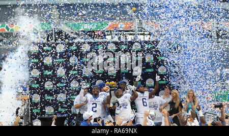 Orlando, Florida, USA. 1 Jan, 2019. Konfetti in die Luft während der Preisverleihung des Citrus Bowl Fußballspiel zwischen den Kentucky Wildkatzen und der Penn State Nittany Lions im Camping Welt Stadion in Orlando, Florida. Kyle Okita/CSM/Alamy leben Nachrichten Stockfoto