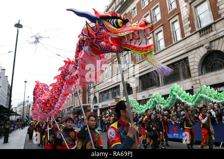 London, Großbritannien. 1 Jan, 2019. Darsteller mit Drachen während der Parade gesehen. Über eine halbe Million Zuschauer gesäumt, die 2,2 km Route von Piccadilly Circus, dem Parlament Square als Mehr als 8.000 Künstler aus 26 Ländern in Day Parade des 33. London des Neuen Jahres teilgenommen. Credit: Dinendra Haria/SOPA Images/ZUMA Draht/Alamy leben Nachrichten Stockfoto