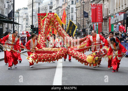 London, Großbritannien. 1 Jan, 2019. Darsteller mit Drachen während der Parade gesehen. Über eine halbe Million Zuschauer gesäumt, die 2,2 km Route von Piccadilly Circus, dem Parlament Square als Mehr als 8.000 Künstler aus 26 Ländern in Day Parade des 33. London des Neuen Jahres teilgenommen. Credit: Dinendra Haria/SOPA Images/ZUMA Draht/Alamy leben Nachrichten Stockfoto