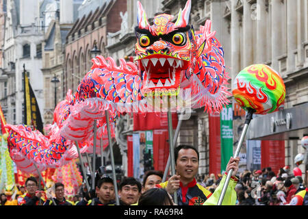 London, Großbritannien. 1 Jan, 2019. Darsteller mit Drachen während der Parade gesehen. Über eine halbe Million Zuschauer gesäumt, die 2,2 km Route von Piccadilly Circus, dem Parlament Square als Mehr als 8.000 Künstler aus 26 Ländern in Day Parade des 33. London des Neuen Jahres teilgenommen. Credit: Dinendra Haria/SOPA Images/ZUMA Draht/Alamy leben Nachrichten Stockfoto