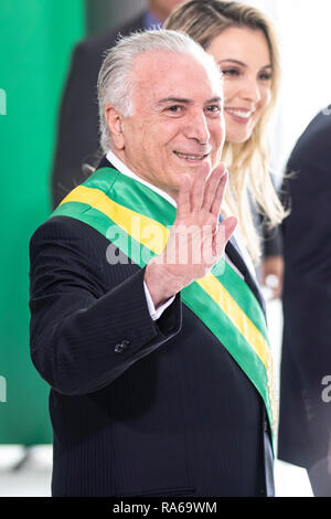 Brasilia, Brasilien. 1 Jan, 2019. Brasilien die scheidenden Präsidenten Michel Temer Wellen während der Eröffnungsfeier in Brasilia, der Hauptstadt Brasiliens, zum 1. Januar 2019. Armee Kapitän - gedreht - Politiker Jair Bolsonaro in Brasiliens Präsident am Dienstag unter erhöhten Sicherheit geschworen wurde. Credit: Li Ming/Xinhua/Alamy leben Nachrichten Stockfoto