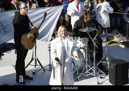 Pasadena, Kalifornien, USA. 1. Januar 2019. Sängerin Anne-Marie führt auf dem der 2019 Tournament of Roses Parade in Pasadena, Kalifornien am Neujahrstag, 1. Januar 2019. Credit: Sheri Determan/Alamy leben Nachrichten Stockfoto