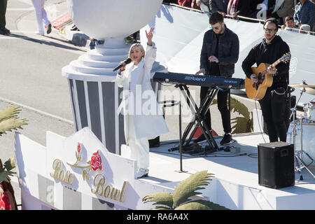 Pasadena, Kalifornien, USA. 1. Januar 2019. Sängerin Anne-Marie führt auf dem der 2019 Tournament of Roses Parade in Pasadena, Kalifornien am Neujahrstag, 1. Januar 2019. Credit: Sheri Determan/Alamy leben Nachrichten Stockfoto