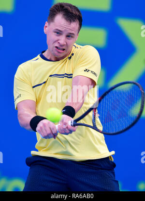 Doha, Katar. 1 Jan, 2019. Ricardas Berankis Litauens gibt die Kugel während singles die erste Runde gegen David Goffin Belgien bei der ATP Tennis Qatar Open in Doha, der Hauptstadt von Katar, Jan. 1, 2019. Credit: Nikku/Xinhua/Alamy leben Nachrichten Stockfoto