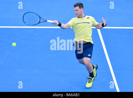 Doha, Katar. 1 Jan, 2019. Ricardas Berankis Litauens gibt die Kugel während singles die erste Runde gegen David Goffin Belgien bei der ATP Tennis Qatar Open in Doha, der Hauptstadt von Katar, Jan. 1, 2019. Credit: Nikku/Xinhua/Alamy leben Nachrichten Stockfoto