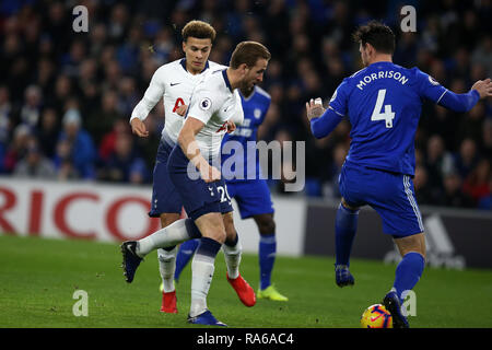 Cardiff, Großbritannien. 01 Jan, 2019. Harry Kane von Tottenham Hotspur Credit: Kerben seine Mannschaften 1. Ziel. Premier League match, Cardiff City v Tottenham Hotspur in Cardiff City Stadium am Tag der neuen Jahre Dienstag, 1. Januar 2019. Dieses Bild dürfen nur für redaktionelle Zwecke verwendet werden. Nur die redaktionelle Nutzung, eine Lizenz für die gewerbliche Nutzung erforderlich. Keine Verwendung in Wetten, Spiele oder einer einzelnen Verein/Liga/player Publikationen. pic von Andrew Obstgarten/Andrew Orchard sport Fotografie/Alamy leben Nachrichten Stockfoto