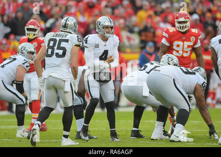 Kansas City, Missouri, USA. 30 Dez, 2018. Oakland Raiders Quarterback Derek Carr (4) ruft ein akustisches während der NFL Football Spiel zwischen den Oakland Raiders und die Kansas City Chiefs in Arrowhead Stadium in Kansas City, Missouri. Kendall Shaw/CSM/Alamy leben Nachrichten Stockfoto