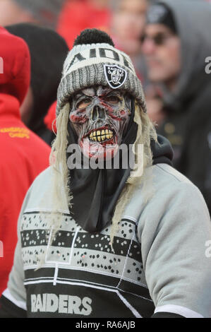 Kansas City, Missouri, USA. 30 Dez, 2018. Eine Oakland Raiders fan schaut auf die Anzeigetafel während der NFL Football Spiel zwischen den Oakland Raiders und die Kansas City Chiefs in Arrowhead Stadium in Kansas City, Missouri. Kendall Shaw/CSM/Alamy leben Nachrichten Stockfoto